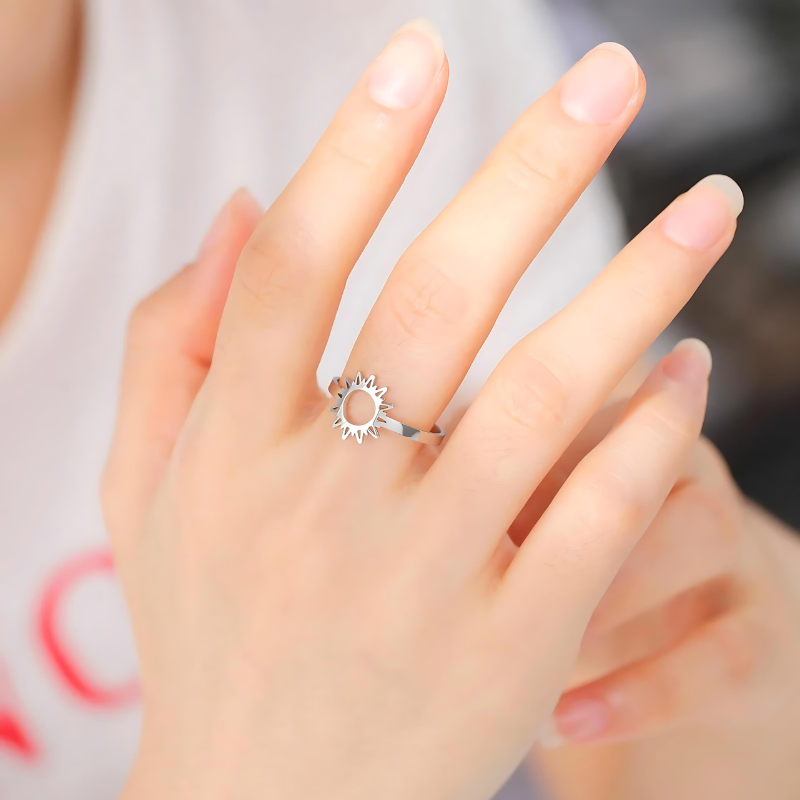 Bague soleil en argent portée